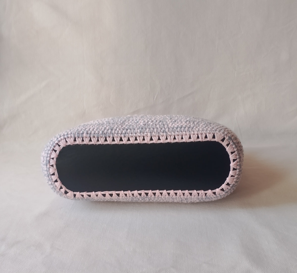 Borsa all’uncinetto rosa e grigio con manici in legno