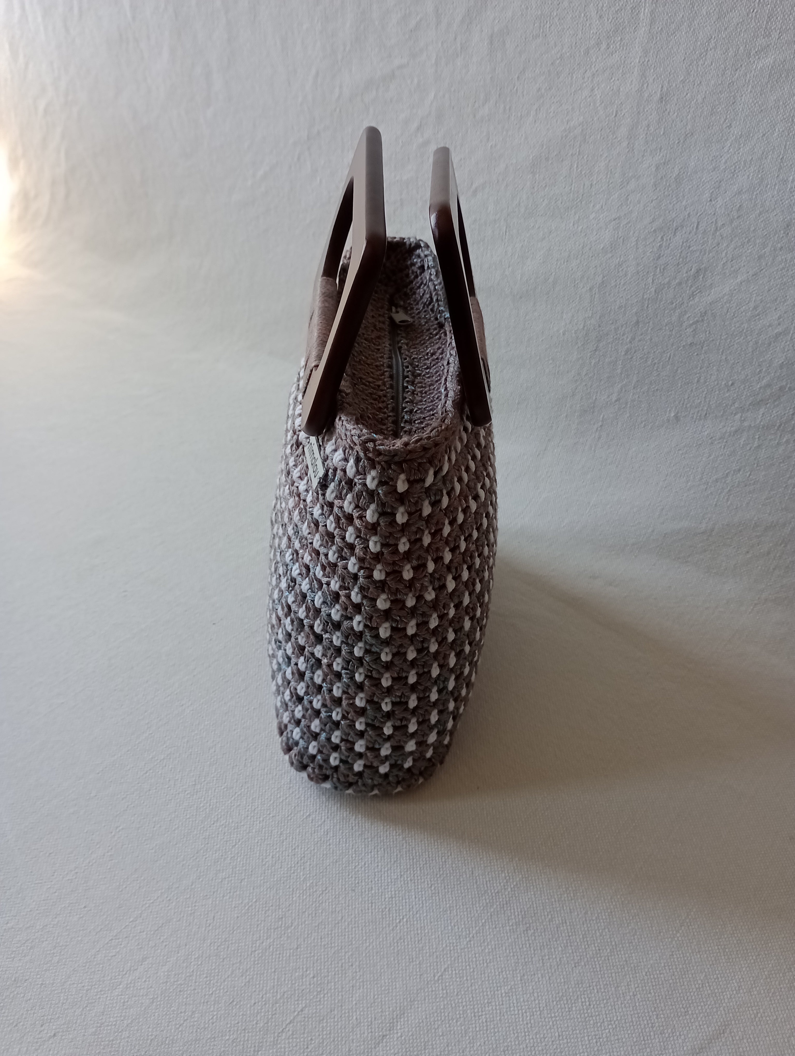 Borsa artigianale fatta a mano all'uncinetto